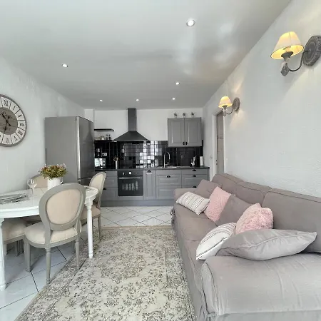 Renting - 9 Massena - Spacious Massena Square - Ac - Fully Equipped