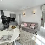 Renting - 9 Massena - Spacious Massena Square - Ac - Fully Equipped
