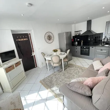 Renting - 9 Massena - Spacious Massena Square - Ac - Fully Equipped